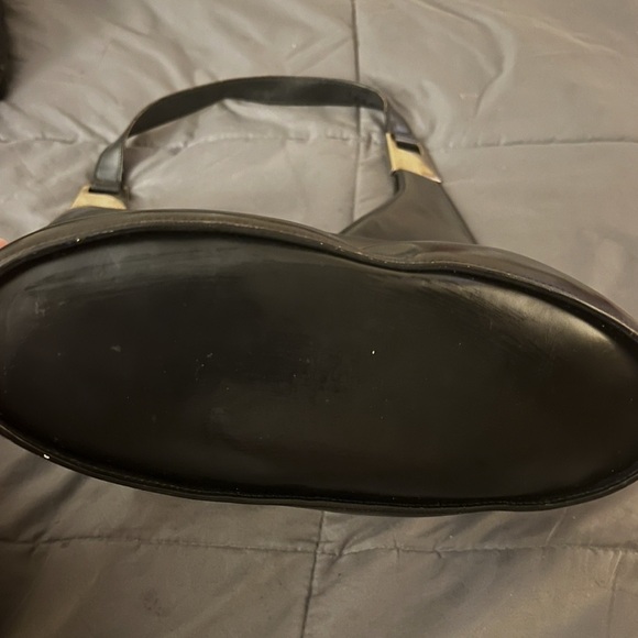 Elegant Black Leather Shoulder Bag - Picture 9 of 9